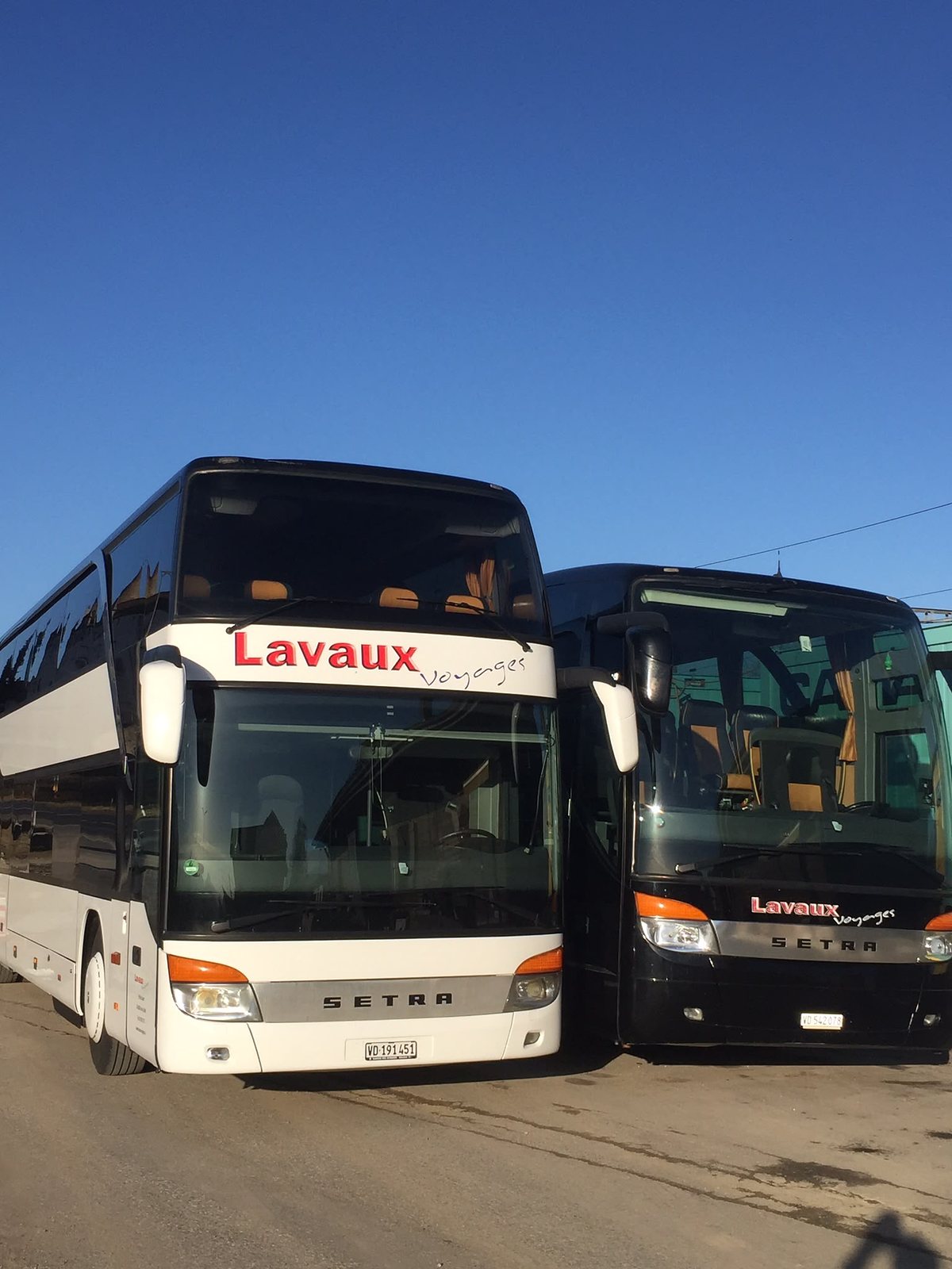 Deux autocars Lavaux Voyages
