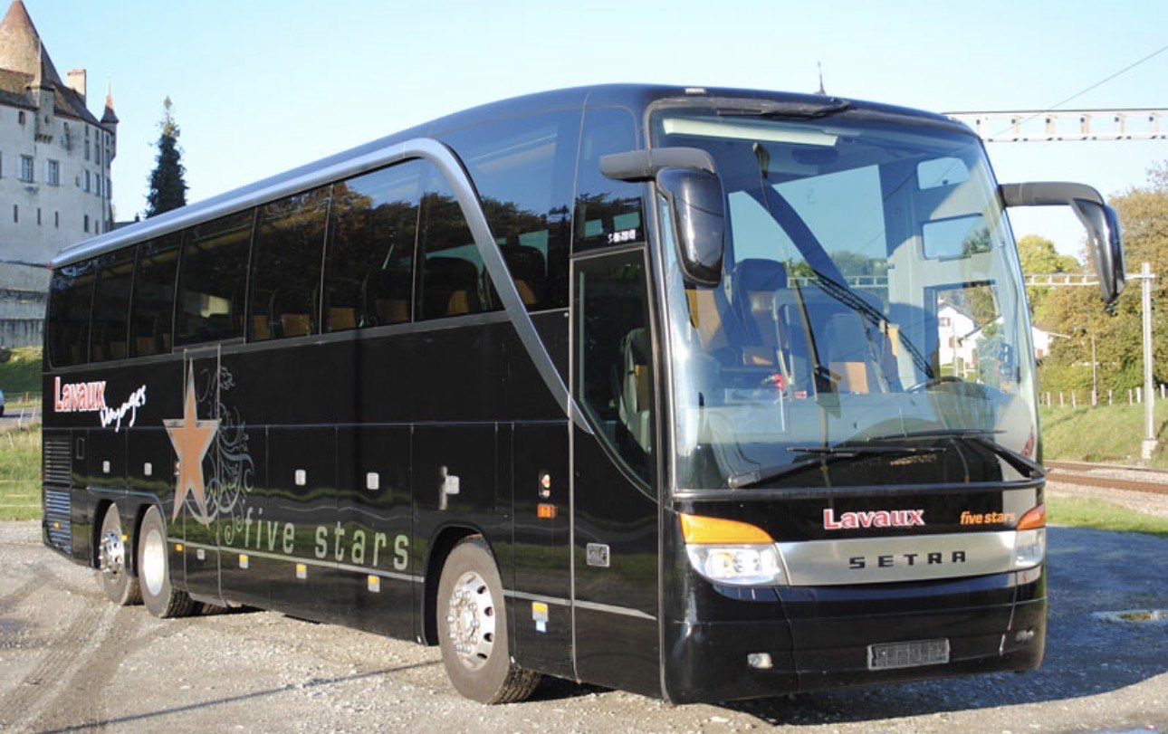 Autocar Lavaux Voyages devant le château d’Oron